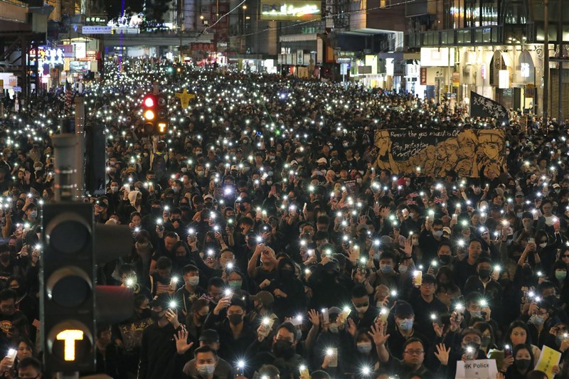 香港民陣24日正式宣布,將在元旦下午發起大遊行。這是民陣自香港區選落幕後,第2次發起遊行。圖為香港民陣8日發起發起「國際人權日遊行」的現場。(共同社提供)