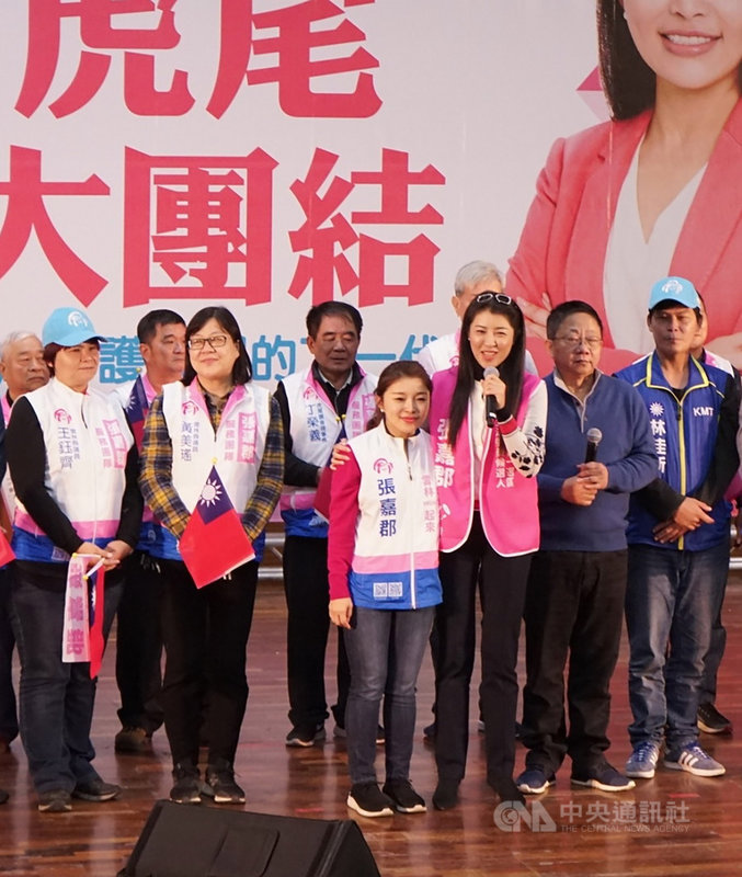 國民黨籍立委許淑華(前右3)8日現身雲林,為黨籍雲林縣第1選區(海線)立委參選人張嘉郡(前右4)助講,許淑華表示,期待明年兩人能一起進入國會,為地方鄉親爭取建設經費。(張嘉郡提供)中央社記者蔡智明傳真 108年12月8日