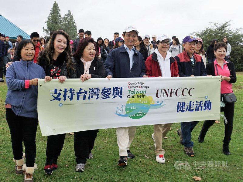聯合國氣候變化綱要公約第25屆締約方大會12月正在西班牙馬德里舉行,美國洛杉磯僑界8日上午集合上百人在艾罕布拉市(Alhambra)公園參加健走活動。中央社記者林宏翰洛杉磯攝 108年12月9日