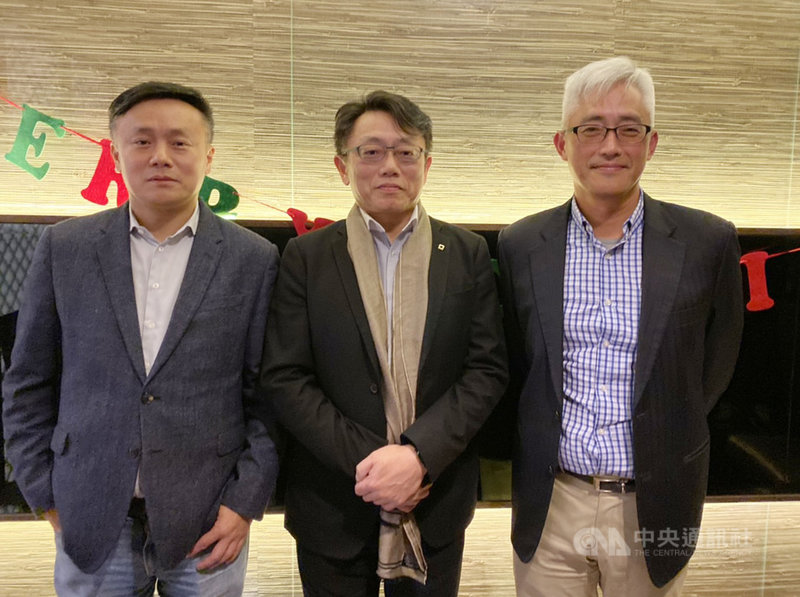 應華精密結合能率集團二次轉型,車用零組件布局效益逐步發揮,明年車用產品營收貢獻可望突破5成。左起為應華精密副董事長董俊毅、應華精密董事長董俊仁、應華總經理胡湘麒。中央社記者韓婷婷攝 108年12月9日