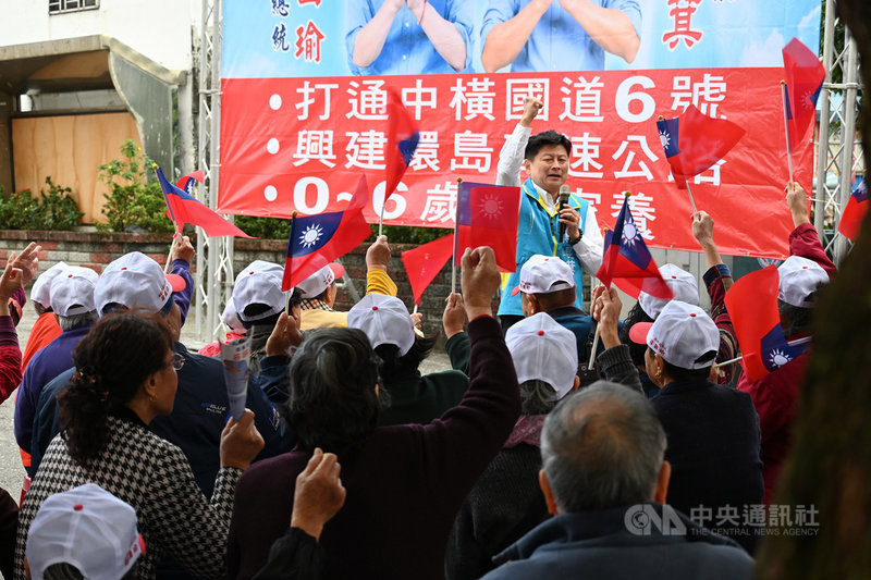 花蓮立委選戰,無黨籍參選人傅崐萁(後)以懇親會形式走訪各鄉鎮,並提出青年4大政見。(傅崐萁競選總部提供)中央社記者李先鳳傳真 108年12月9日