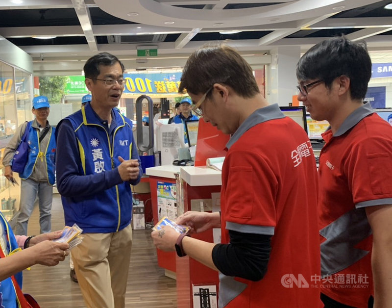 花蓮立委選戰,國民黨籍參選人黃啟嘉(左)9日提出「教育為人才之本」政見,要求中央重視花蓮在地教育資源。圖為黃啟嘉走入店家,向年輕人拜票。(黃啟嘉競選總部提供)中央社記者李先鳳傳真 108年12月9日