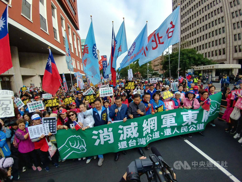 聲援「蘇啓誠案」，國民黨立法院黨團總召曾銘宗、立委參選人洪孟楷等人10日下午號召民眾一同赴行政院陳情，要求行政院長蘇貞昌出面說明。中央社記者施宗暉攝 108年12月10日