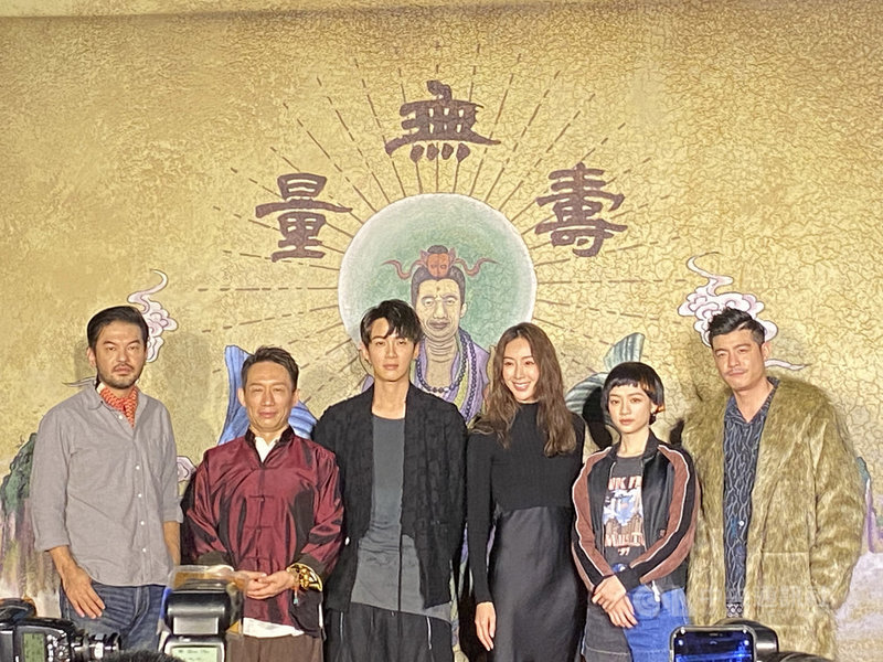 影集「乩身」預計耗資新台幣1.8億元,導演賴俊羽(左起)和演員郭子乾、柯震東、隋棠、姚愛寗、王柏傑等人10日出席開拍記者會,在戲中飾演三太子乩身的柯震東坦言,會接拍是因對劇本的喜愛。中央社記者陳秉弘攝 108年12月10日