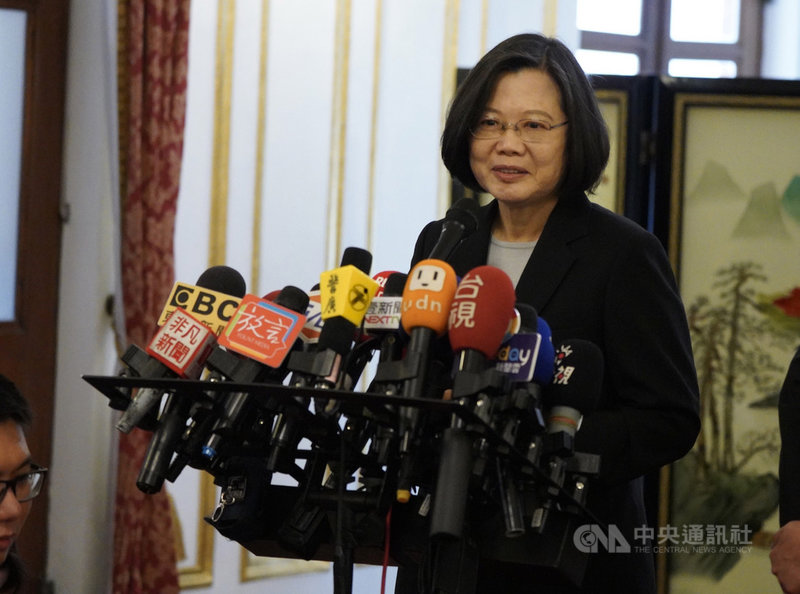 國民黨總統參選人韓國瑜質疑總統蔡英文把香港當成換取選票工具,蔡總統(圖)10日表示,她不覺得是利用香港人來進行選舉,而是香港的事情發生,台灣人民自我警惕的過程。中央社記者徐肇昌攝 108年12月10日