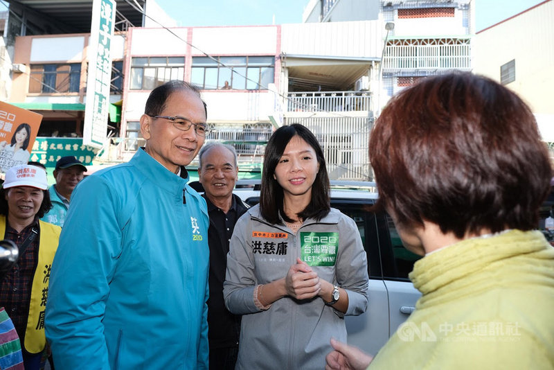 前行政院長游錫堃(前左)10日到台中,陪同尋求連任的無黨籍立委洪慈庸(前右)掃街拜票,爭取選民支持。(洪慈庸競選總部提供)中央社記者蘇木春傳真 108年12月10日