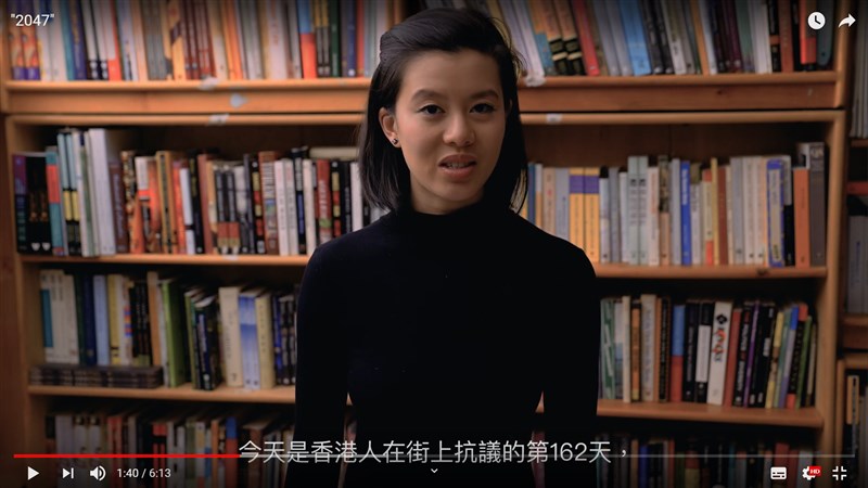 留美劇作家郭佳怡(圖)發表一首名為「2047」的英文新詩,希望全美3.2億人支持,保護她出生成長的香港。(圖取自stefkuo Youtube頻道youtube.com)