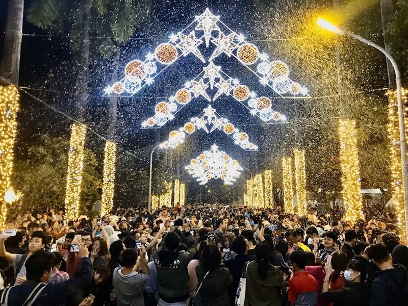 擁有百年歷史的屏東公園以「金色奇幻童話世界」為主題,處處金光閃閃。(圖取自屏東縣政府網頁pthg.gov.tw)