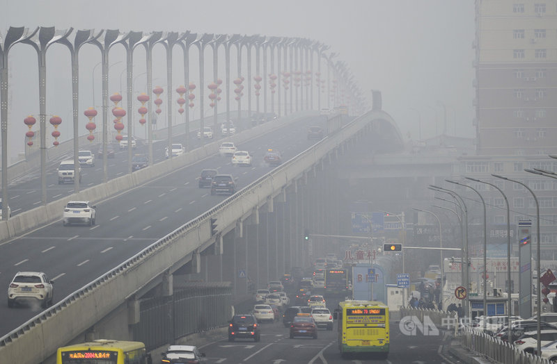 就在霧霾天氣席捲多地,55個城市啟動重污染天氣預警的當下,中國官方10日發布霧霾防護指南,建議學校、辦公室等室內場所配置空氣清淨機。圖為新疆烏魯木齊市1日遭到霧霾壟罩。(中新社提供)中央社 108年12月11日