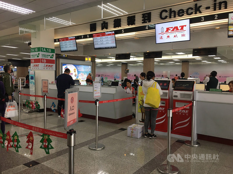 遠東航空將於13日停止營運,台北松山機場遠航櫃檯目前仍正常處理12日班機的票務,對於停業問題,櫃檯人員則低調不願回應。中央社記者吳欣紜攝 108年12月12日