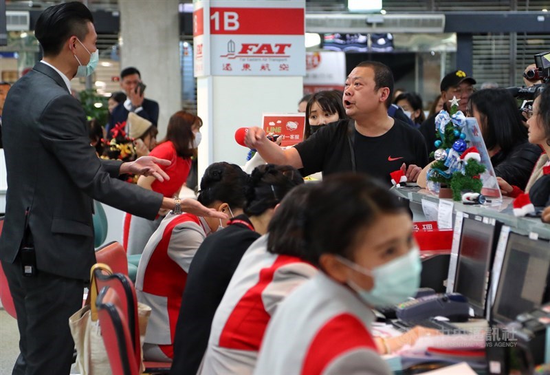遠東航空將於13日起暫時停止營運,台北松山機場遠航櫃檯12日湧入許多要求退票民眾,由於工作人員宣布僅受理登記,引發民眾不滿。中央社記者王騰毅攝 108年12月12日
