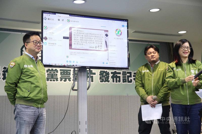 民主進步黨12日召開「給台灣的一封信,民進黨政黨票影片發布記者會」,秘書長羅文嘉(左)、立委管碧玲(右)、不分區立委參選人洪申翰(中)出席。中央社記者游凱翔攝 108年12月12日