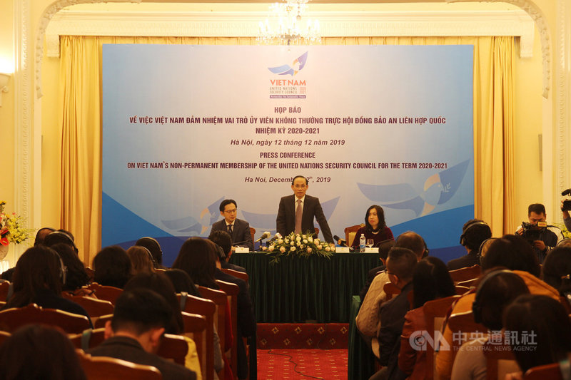 越南等5國將成為聯合國2020-2021年安理會非常任理事國,越南外交部副部長黎淮忠(中)12日表示,越方將持續推動融入國際,提高多邊機制的作用,為維護國際和平與安全做出貢獻。中央社河內攝 108年12月12日