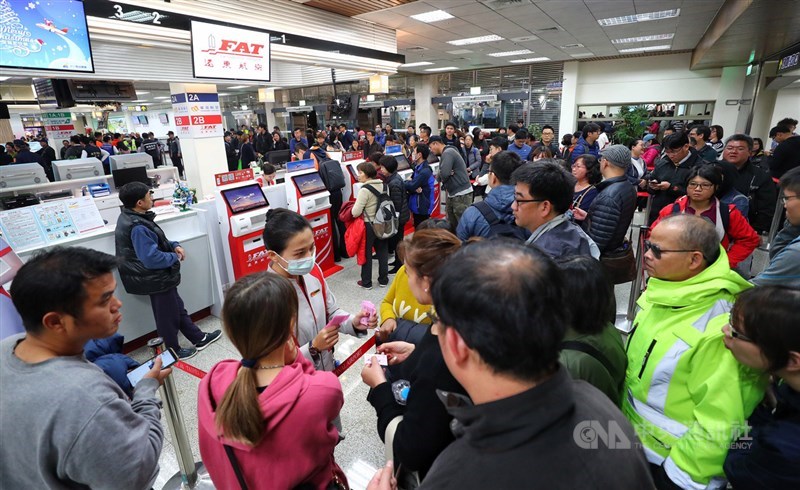 遠東航空13日起暫時停止營運,台北松山機場遠航櫃檯12日湧現人潮,大批民眾詢問及辦理退票作業。中央社記者王騰毅攝 108年12月12日