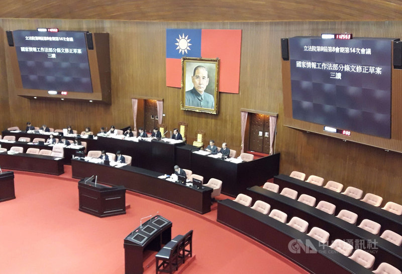 為強化國家安全,完備國家情報法制,立法院院會13日三讀通過修正「國家情報工作法」部分條文,修法重點包括提高刑度,從事間諜行為最重可處無期徒刑並終身追訴。中央社記者范正祥攝 108年12月13日