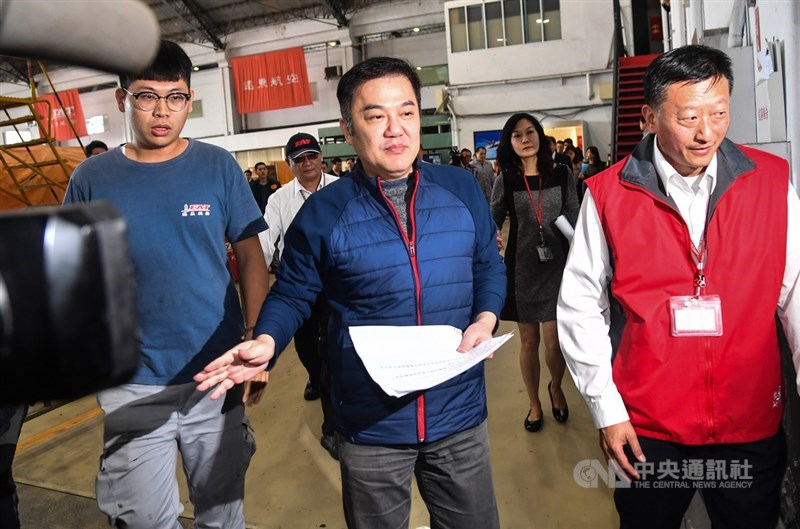 遠東航空無預警宣布,因長期虧損及資金籌措困難13日起停飛,董事長張綱維(前中)上午出面說明。中央社記者林俊耀攝 108年12月13日