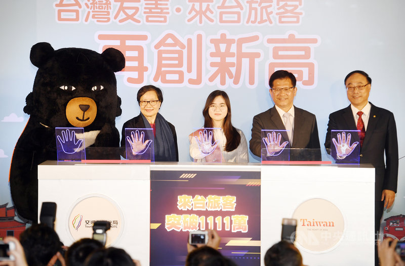 交通部觀光局13日在台北舉辦「台灣友善.再創新高」記者會,觀光局長周永暉(右)、交通部長林佳龍(右2)、台灣觀光協會長葉菊蘭(右4)及今年來台第1111萬幸運旅客、來自韓國的鄭年朝(右3)出席,一同慶祝今年來台旅客人次再創歷史新高。中央社記者施宗暉攝 108年12月13日