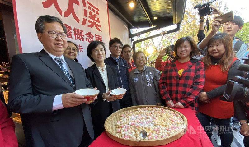 文化部長鄭麗君（左3）13日在桃園市長鄭文燦（左）等人陪同下，出席在桃園市大溪區所舉辦的「2019大溪好生活行動」，感謝鄭文燦帶領市府團隊，讓「大溪實踐再造歷史現場計畫」成為文化部推動再造歷史現場計畫中的模範，中央社記者邱俊欽桃園攝　108年12月13日