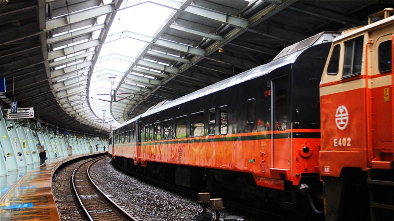 柏成設計改造的台鐵觀光列車13日亮相,外觀改以尊榮感十足的黑、橘色。(柏成設計提供)