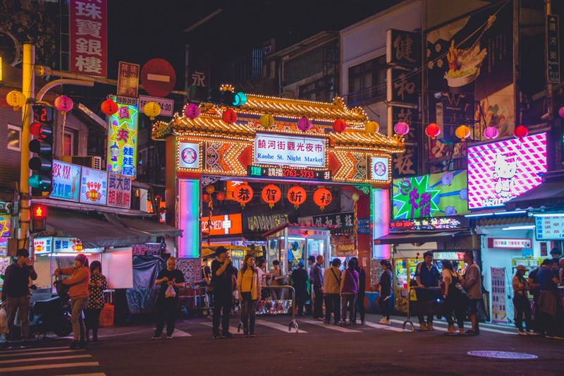 交通部長林佳龍表示,台灣是很適合發展觀光的地方,各種優點大家都看得見,所以觀光客愈來愈多,2019年預計會突破1170萬。圖為饒河街觀光夜市。(圖取自Unsplsh圖庫)