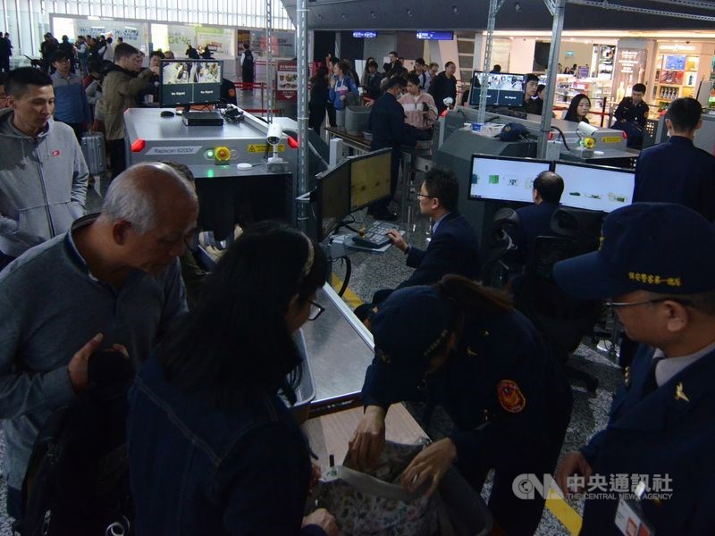 非洲豬瘟中央災害應變中心表示,印尼發生非洲豬瘟疫情,13日下午2時起,入境旅客違規自印尼攜帶豬肉品入境裁罰新台幣20萬元起。圖為桃園機場旅客入境全面查驗手提行李。(中央社檔案照片)