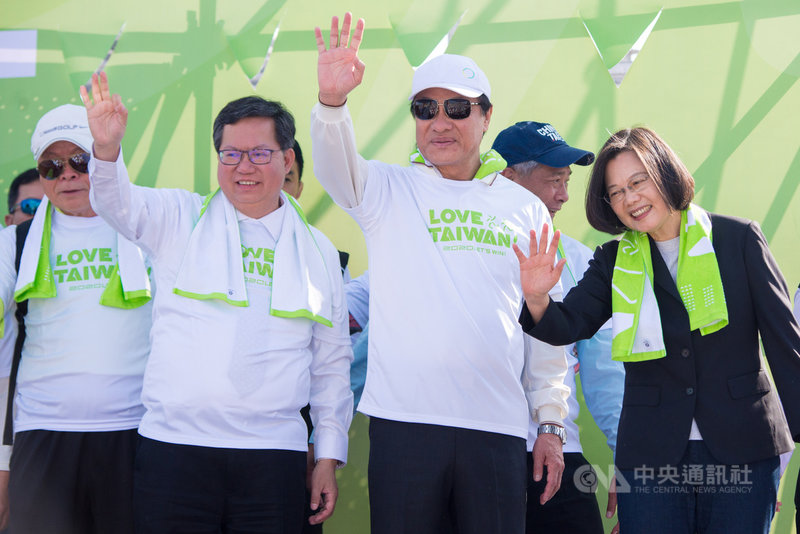 總統蔡英文(右)14日在桃園出席健走活動,提出政府近年來對體育選手的照顧,她期勉明年東京奧運的奪牌數,要超越里約奧運的奪牌數。(桃園市政府提供)中央社記者邱俊欽桃園傳真 108年12月14日