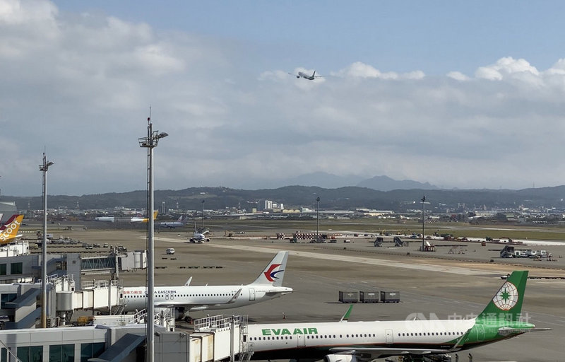 桃園國際機場第二航廈戶外觀景台14日亮相，航空迷可近距離觀賞飛機滑行、起降，拍攝精彩航機照片，還可飽覽機場遼闊空間與遠方景緻。中央社記者邱俊欽桃園機場攝　108年12月14日