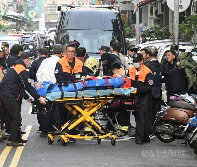 吳姓男子涉嫌在國民黨台南市後壁區黨部大門旁放置爆裂物，警方14日清晨發動3波攻堅，吳男中彈由現場待命救護車送醫。中央社記者陳朝福攝　108年12月14日