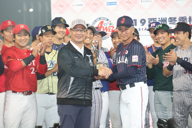 亞洲冬季棒球聯盟15日在台中洲際棒球場進行冠軍戰,日本社會人隊最終以4比2擊敗日職紅隊,拿下冠軍,賽後中職會長吳志揚(前左)將冠軍獎盃頒給總教練石井章夫(前右)。中央社記者張新偉攝 108年12月15日