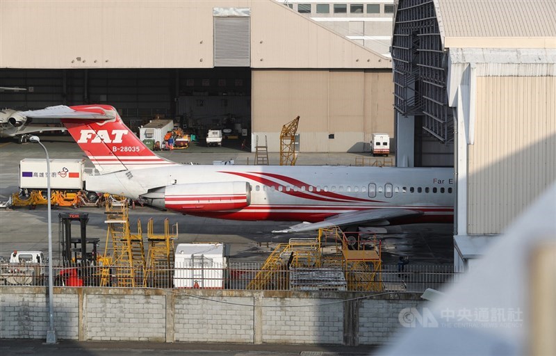 遠東航空12日無預警停飛,13日遠航又說要繼續營運,民航局將嚴審遠航飛安及財務狀況後,報請交通部決定。圖為停在松山機場機棚的遠航班機。中央社記者王騰毅攝 108年12月12日