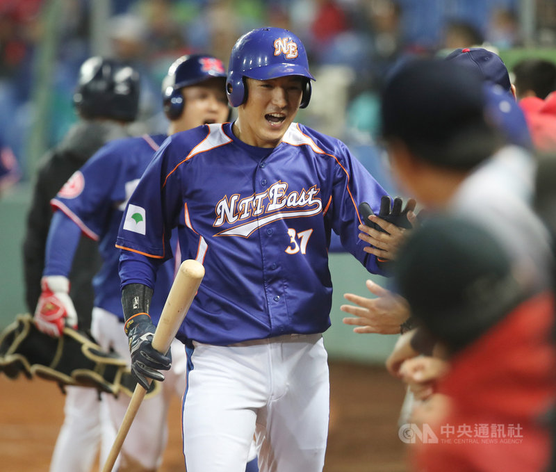 2019亞洲冬季棒球聯盟15日在台中洲際棒球場進行冠軍戰,4局上日本社會人隊長澤壯徒擊出二壘安打,帶有2分打點,壘上跑者(圖)回到本壘後與隊友擊掌慶祝。中央社記者張新偉攝 108年12月15日