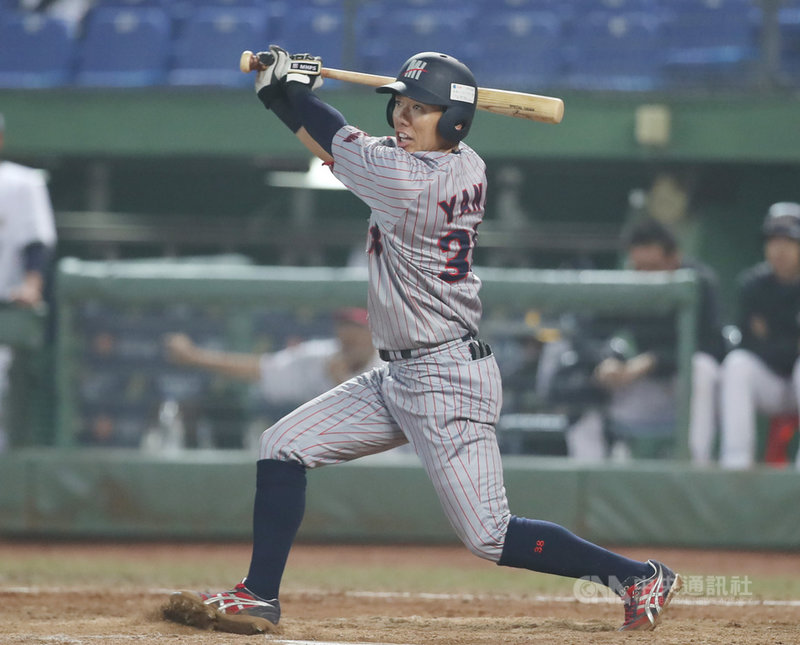 2019亞洲冬季棒球聯盟15日在台中洲際棒球場進行冠軍戰,4局上日本社會人隊矢野幸耶擊出左外野方向高飛犧牲打,帶有1分打點。中央社記者張新偉攝 108年12月15日