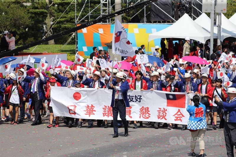 民國108年雙十國慶期間,19位日本國會議員組團來台參加國慶大遊行。(中央社檔案照片)