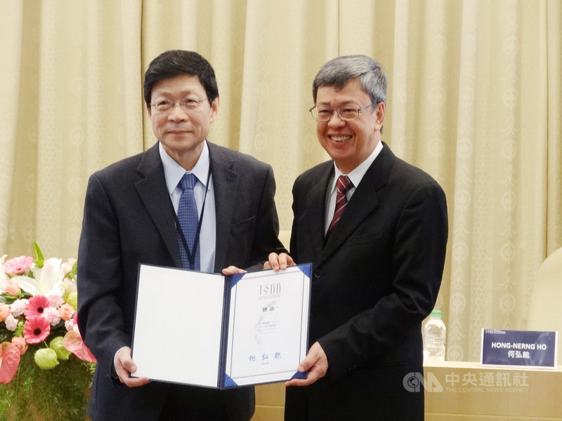 中央研究院16日舉行「助攻精準醫療 台灣人體生物資料庫(Taiwan Biobank)收案數突破12萬」記者會,由副總統陳建仁(右)授證中研院副院長劉扶東(左)榮譽理事。中央社記者楊淑閔攝 108年12月16日