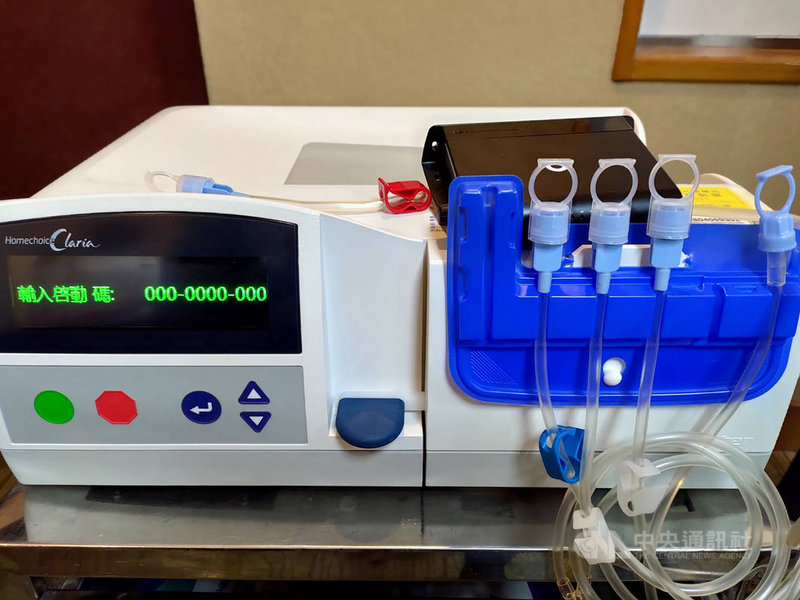 北榮表示,洗腎共有血液透析、腹膜透析2種,目前血液透析是最多人使用的洗腎方式,至於腹膜透析只有8%患者使用,可在家執行,但一旦操作不當、機器出問題或是沒確實洗腎等,醫護人員也很難在第一時間發現。圖為腹膜透析機器。中央社記者張茗喧攝 108年12月16日