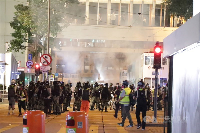 香港無線電視公司行政總裁李寶安16日向員工發出通告,指反送中持續超過半年,重創旅遊、飲食及零售市場,廣告、電視、報章及媒體等行業將無一倖免。圖為港警發射催淚彈驅散反送中示威者。(中央社檔案照片)