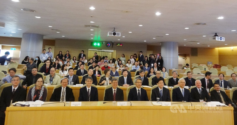 副總統陳建仁(前排左5)16日上午出席2019社團法人台灣人體生物資料庫學會年會,和中研院院長廖俊智(前排左6)及與會專家學者合影留念。中央社記者楊淑閔攝 108年12月16日