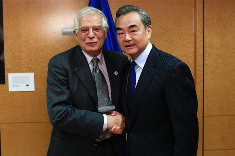 歐盟新任外交和安全政策高級代表波瑞爾(左)15日晚與中國外長王毅舉行雙邊會談,會後共同發表聲明。(圖取自歐盟網頁ec.europa.eu)