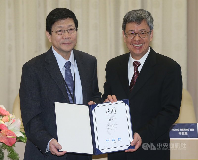 中央研究院16日舉辦「助攻精準醫療 台灣人體生物資料庫收案數突破12萬」聯合記者會暨榮譽理事授證儀式,副總統陳建仁(右)頒授台灣人體生物資料庫學會榮譽理事證書給中研院副院長劉扶東(左)。中央社記者鄭傑文攝 108年12月16日