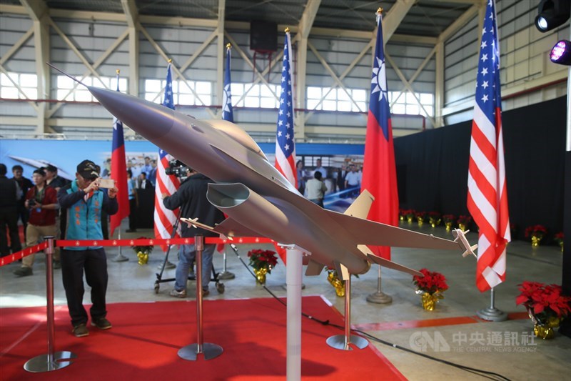 漢翔17日與洛馬公司簽署策略聯盟合作協議,推動成立F-16戰機的亞太維修中心。中央社記者謝佳璋攝 108年12月17日