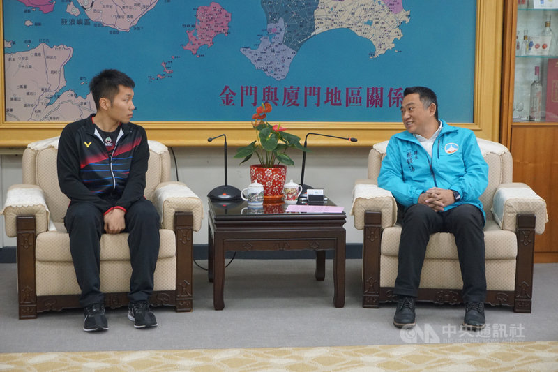 金門縣籍羽球好手李洋(左)17日前往金門縣政府拜會,縣長楊鎮浯(右)勉勵他在接下來的賽事中奮勇表現,爭取東京奧運門票。中央社記者黃慧敏攝 108年12月17日