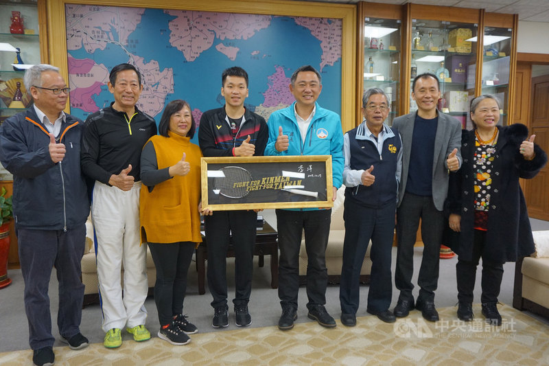 金門縣籍羽球好手李洋(左4)17日拜會金門縣長楊鎮浯(右4),縣府教育處長羅德水(左)表示,只要李洋挺進東京奧運,到時一定為他舉辦戶外直播,讓鄉親一起為李洋加油打氣。中央社記者黃慧敏攝 108年12月17日