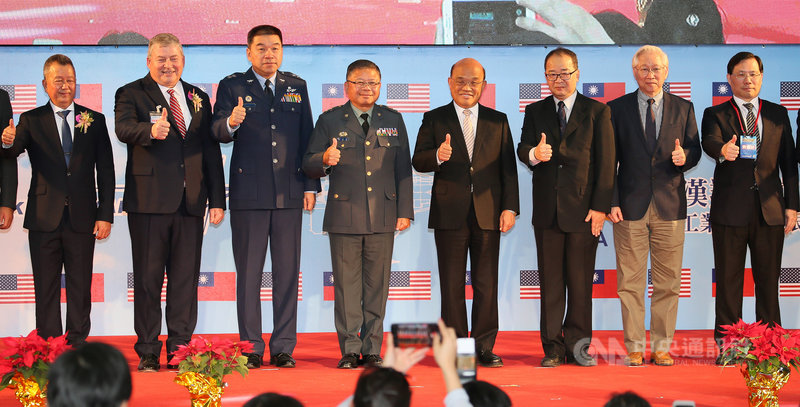 漢翔董事長胡開宏(左1)、洛馬公司副總經理霍華德(Randy Howard)(左2)17日簽署策略聯盟合作協議,行政院長蘇貞昌(右4)等人到場見證。中央社記者謝佳璋攝 108年12月17日