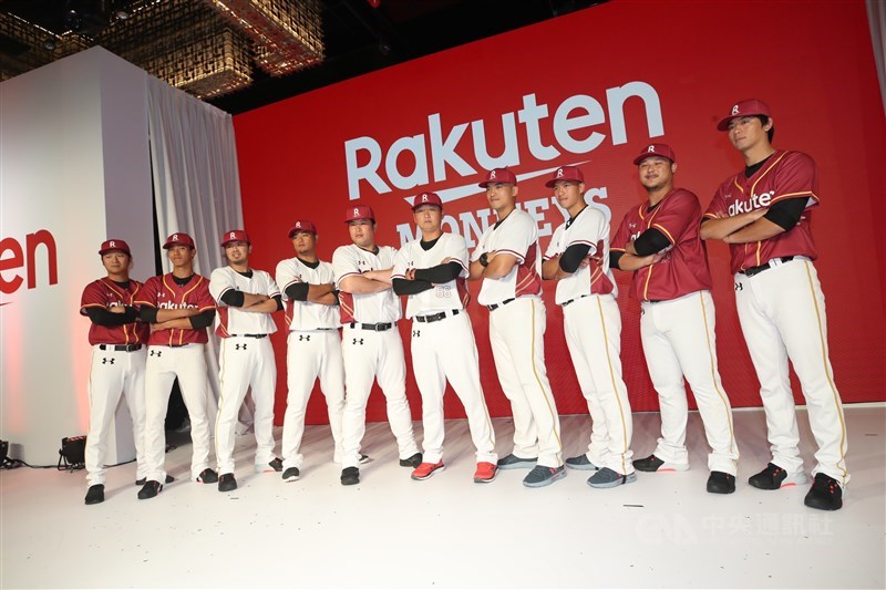 中職「Rakuten Monkeys樂天桃猿」隊17日正式揭名,原打擊教練曾豪駒(右5)接任樂天首任總教練。球隊主、客場球衣色系沿用日職樂天金鷲隊「樂天紅」色系。中央社記者張新偉攝 108年12月17日