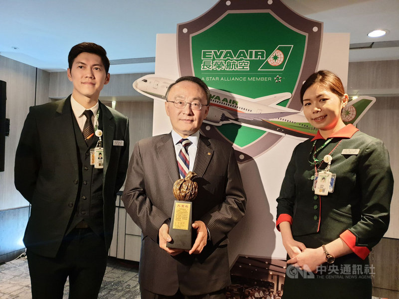多家台灣國籍航空公司18日獲防疫安全優等企業獎,空勤、地勤的麻疹疫苗接種防護力近9成,防疫措施優於國際,長榮更獲金質獎肯定。中央社記者陳偉婷攝 108年12月18日