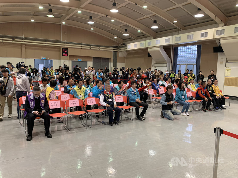 新北市選舉委員會18日進行立委選舉號次抽籤,新北市共12選區72名參選人,除了部分參選人因故無法前往,而由選委會或委託他人代抽之外,其餘人皆在支持者陪同下前往選委會抽籤。中央社記者葉臻攝 108年12月18日