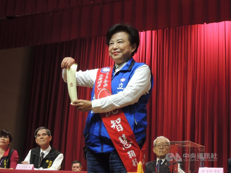 台中市立委號次抽籤18日在南屯區豐樂公園演藝廳舉行,台中市第5選區(北區、北屯區)立委參選人沈智慧(前)抽中3號。中央社記者郝雪卿攝 108年12月18日