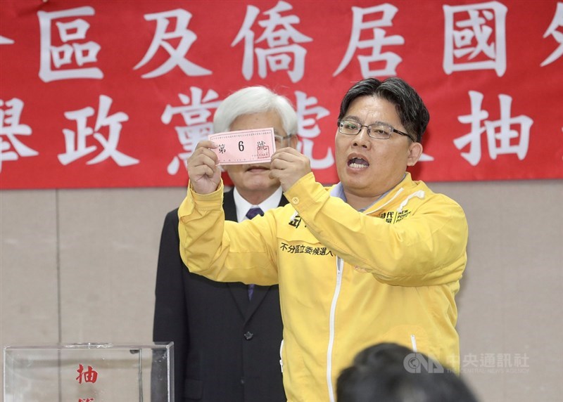 中央選舉委員會18日上午舉行第10屆全國不分區及僑居國外國民立法委員選舉政黨號次抽籤,時代力量由不分區立委候選人邱顯智(右)代表抽籤,抽中6號。中央社記者張皓安攝 108年12月18日