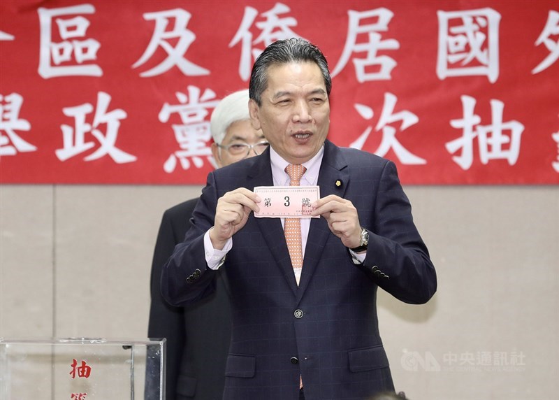 中央選舉委員會18日上午舉行第10屆全國不分區及僑居國外國民立法委員選舉政黨號次抽籤,親民黨由秘書長李鴻鈞(前)代表抽籤,抽中3號。中央社記者張皓安攝 108年12月18日