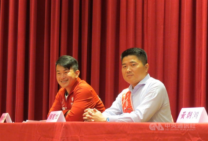 台中市立委號次抽籤18日在南屯區豐樂公園演藝廳舉行,第2選區(沙鹿、龍井、大肚、烏日、霧峰)參選人數最少,由台灣基進陳柏惟(左)迎戰現任國民黨立委顏寬恒(右)。中央社記者郝雪卿攝 108年12月18日